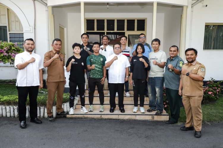 Wali Kota Pematangsiantar Wesly Silalahi menyambut kehadiran atlet berprestasi dari cabang olahraga karate dan taekwondo di rumah dinasnya.( Ist/ Nawasenanews)