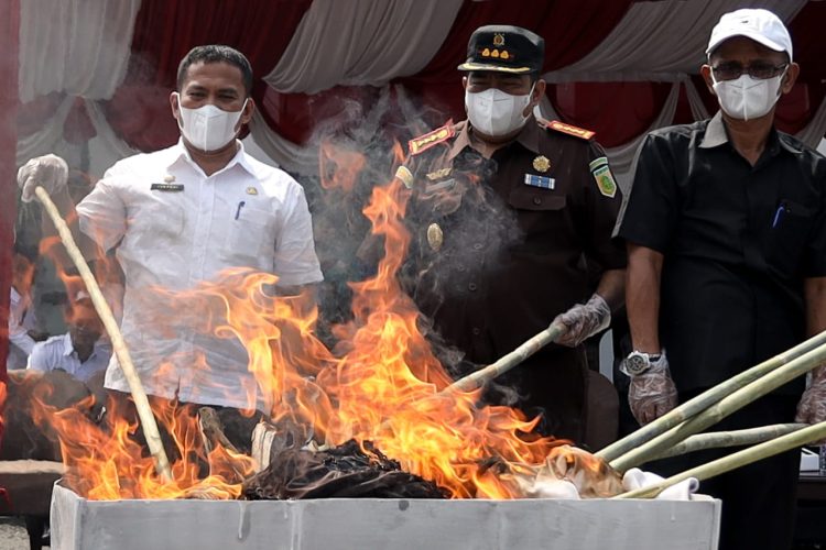 Sekretaris Daerah ikut dalam pemusnahan barang bukti yang telah berkekuatan hukum tetap (inkracht) di halaman Kantor Kejaksaan Negeri (Kejari) Pematangsiantar, Jalan Sutomo, Rabu (25/06/2025).( Ist/ Nawasenanews)