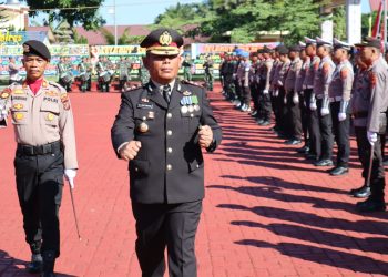 Kapolres Simalungun AKBP Marganda Aritonang, S.H., S.I.K., M.M., saat memeriksa pasukan pada acara HUT Bhayangkara ke-79 di Lapangan Apel Mako Polres Simalungun, Jalan Jon Horailam Saragih No 110 Pematang Raya, Kabupaten Simalungun, Selasa (01/07/2025) pagi.( Ist/ Nawasenanews)
