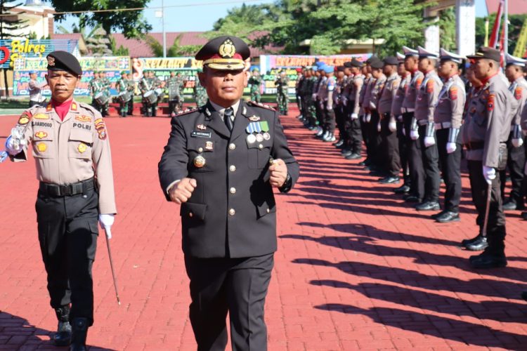 Kapolres Simalungun AKBP Marganda Aritonang, S.H., S.I.K., M.M., saat memeriksa pasukan pada acara HUT Bhayangkara ke-79 di Lapangan Apel Mako Polres Simalungun, Jalan Jon Horailam Saragih No 110 Pematang Raya, Kabupaten Simalungun, Selasa (01/07/2025) pagi.( Ist/ Nawasenanews)