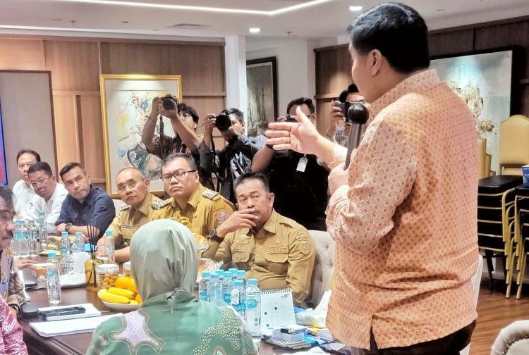 Bupati Simalungun, Dr H Anton Achmad Saragih bersama Gubernur Sumatera Utara (Gubsu), Muhammad Bobby Afif Nasutian dan Bupati/Walikota se-Sumatera Utara mengikuti pertemuan dengan Menteri Perumahan dan Kawasan Permukiman Republik Indonesia (PKP RI), Muruarar Sirait.( Ist/ Nawasenanews)