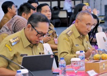 Bupati Simalungun, Dr H Anton Achmad Saragih menandatangani komitmen mendukung revalidasi dan berkelanjutan pengelolaan Toba UNESCO Geopark Global.( Ist/ Nawasenanews)