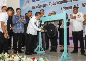 Wali Kota Pematangsiantar memukul gong di acara Pembukaan Mubes XXIX GPDI Tahun 2025, di Kantor Pusat GPDI, Jalan Sangnaualuh Damanik Kelurahan Siopat Suhu Kecamatan Siantar Timur, Rabu (02/07/2025).( Ist/ Nawasenanews)