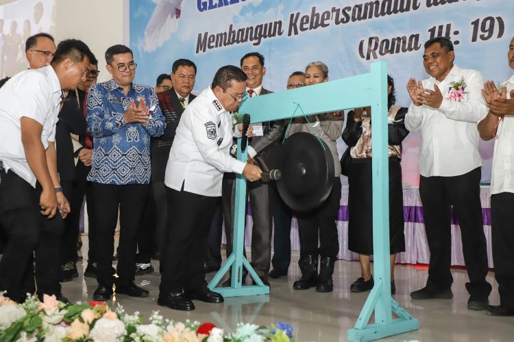 Wali Kota Pematangsiantar memukul gong di acara Pembukaan Mubes XXIX GPDI Tahun 2025, di Kantor Pusat GPDI, Jalan Sangnaualuh Damanik Kelurahan Siopat Suhu Kecamatan Siantar Timur, Rabu (02/07/2025).( Ist/ Nawasenanews)