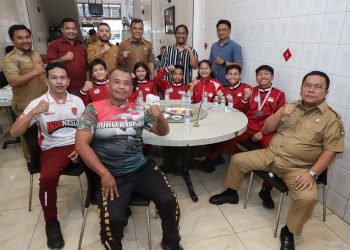 Para atlet MMA World yang baru bertanding di Paulo Brazil mengabadikan kebersamaan dengan Wali Kota Pematangsiantar dengan foto bersama usai santap siang di Restoran Miramar. ( Ist/ Nawasenanews)