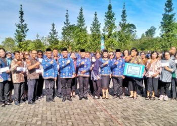 Sebanyak 30 Aparatur Sipil Negara (ASN) yang telah memasuki masa purna bhakti di lingkungan Pemerintah Kabupaten (Pemkab) Simalungun menerima tali asih dari Organisasi Korps Pegawai Republik Indonesia (Korpri) foto bersama wakil Bupati.( Ist/ Nawasenanews)
