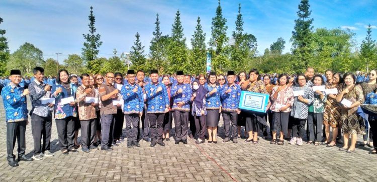 Sebanyak 30 Aparatur Sipil Negara (ASN) yang telah memasuki masa purna bhakti di lingkungan Pemerintah Kabupaten (Pemkab) Simalungun menerima tali asih dari Organisasi Korps Pegawai Republik Indonesia (Korpri) foto bersama wakil Bupati.( Ist/ Nawasenanews)