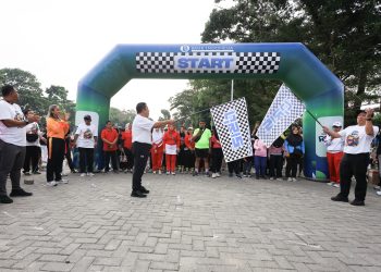 Wesly bersama Kepala KPw BI Pematangsiantar Muqorobin saat melepas peserta jalan santai di acara Car Free day ( Ist/ Nawasenanews)