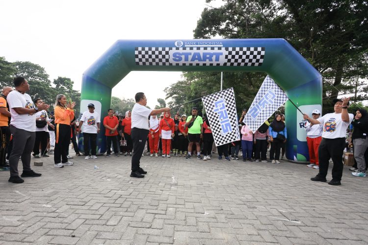 Wesly bersama Kepala KPw BI Pematangsiantar Muqorobin saat melepas peserta jalan santai di acara Car Free day ( Ist/ Nawasenanews)