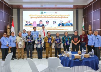 Wali Kota Pematangsiantar foto bersama dengan narasumber dan pengurus Kagama pada acara pembukaan Seminar Nasional Kagama dengan tema "Akselerasi Pertumbuhan Ekonomi yang Inklusif dan Berkelanjutan" serta topik "Alternatif Pembiayaan Daerah dalam Meningkatkan Investasi dan Pendapatan Daerah", yang berlangsung di Ruang Serbaguna Pemerintah Kota (Pemko) Pematangsiantar, Senin (21/07/2025). ( Ist/ Nawasenanews)