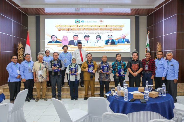 Wali Kota Pematangsiantar foto bersama dengan narasumber dan pengurus Kagama pada acara pembukaan Seminar Nasional Kagama dengan tema "Akselerasi Pertumbuhan Ekonomi yang Inklusif dan Berkelanjutan" serta topik "Alternatif Pembiayaan Daerah dalam Meningkatkan Investasi dan Pendapatan Daerah", yang berlangsung di Ruang Serbaguna Pemerintah Kota (Pemko) Pematangsiantar, Senin (21/07/2025). ( Ist/ Nawasenanews)
