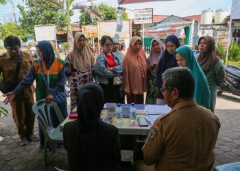 Warga antusias membeli beras pada operasi pasar yang digelar Pemko dan TPID di Kantor Lurah Banjar, Jalan Bola Kaki Pematangsiantar.( Ist/ Nawasenanews)