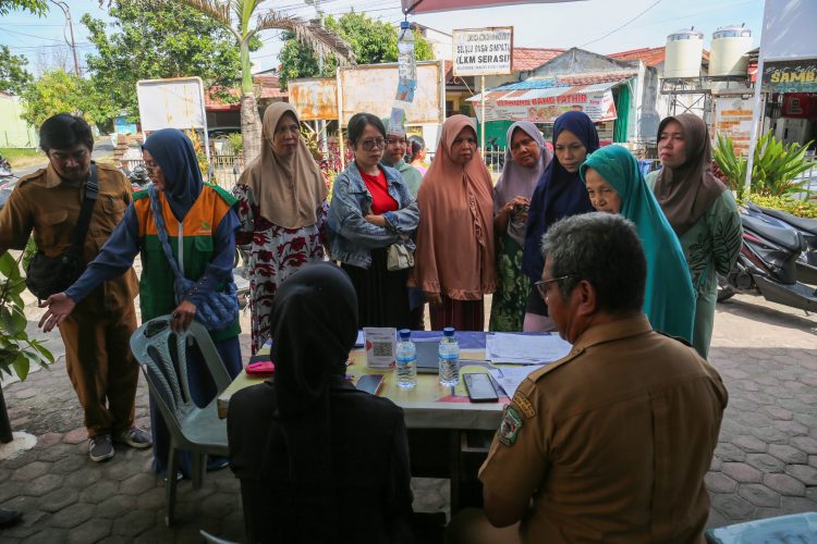 Warga antusias membeli beras pada operasi pasar yang digelar Pemko dan TPID di Kantor Lurah Banjar, Jalan Bola Kaki Pematangsiantar.( Ist/ Nawasenanews)