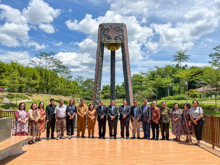 Ephorus Gereja Kristen Protestan Simalungun (GKPS) Pdt John Christian Saragih STh MSc foto bersama dengan para undangan dan mewakili Pemko Pematangsiantar pada acara gunting pita sebagai tanda diresmikannya Taman Jubileum 120 tahun Injil di Simalungun. ( Ist/ Nawasenanews)