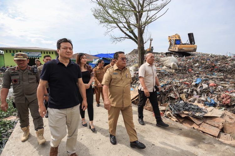 Wesly saat mengajak rombongan dari PT Bedage Mandiri Indonesia meninjau Tempat Pemroses Sampah akhir ( TPA) di Tanjung Pinggir.( Ist/ Nawasenanews)