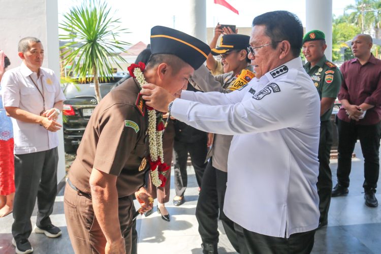 Wali Kota Pematangsiantar Wesly Silalahi mengalungkan bunga kepada Erwin Purba sebagai tanda ucapan selamat datang ( Ist/ Nawasenanews)