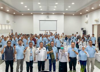 Wali Kota Pematangsiantar Wesly foto bersama Ketua Dewan Pengawas BPJS Kesehatan Prof dr Abdul Kadir dan Kepala BPJS Kesehatan Pematangsiantar dr Kiki Christmar Marbun menghadiri kegiatan Gerakan Edukasi Bersama Komunitas Paham Sistem Jaminan Kesehatan Nasional (Gema Kompas JKN) di Ruang Serba guna Pemko Pematangsiantar. ( Ist/ Nawasenanews)