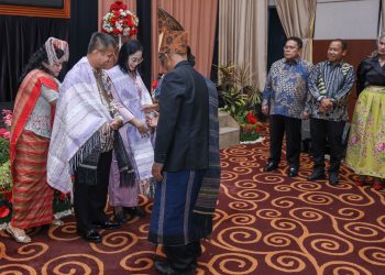 Kajari Simalungun Erwin Purba dan istri saat disematkan Hiou Pamotting kepada Erwin oleh Partuha Maujana Simalungun (PMS) Kota Pematangsiantar didampingi Wesly.( Ist/ Nawasenanews)