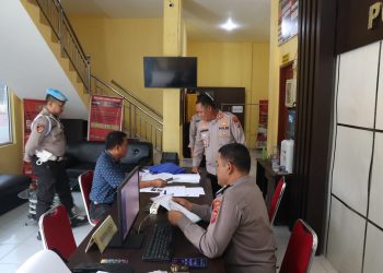 Kapolres Simalungun AKBP Marganda Aritonang saat turun langsung melakukan sidak ke pelayanan publik yakni ke SPKT dan SKCK memastikan setiap warga mendapat haknya untuk dilayani dengan sepenuh hati.( Ist/ Nawasenanews)