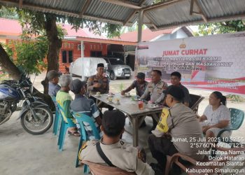 Kapolsek Tanah Jawa Kompol Asmon Bufitra,bersama timnya saat membangun kedekatan antara polisi dan masyarakat melalui momen-momen sederhana dalam program Jumat Curhat bersama warga. ( Ist/Nawasenanews)