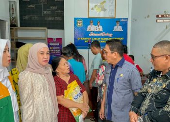 Asisten Perekonomian dan Pembangunan Zainal Siahaan sambil memonitoring operasi pasar tampak berinteraksi dengan kaum ibu yang datang berbelanja. ( Ist/ Nawasenanews)