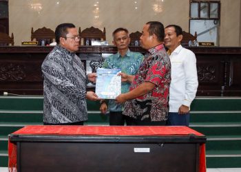 Wali kota dengan Ketua DPRD Kota Pematangsiantar bertukar Nota Kesepakatan Kebijakan Umum P-APBD Tahun Anggaran 2025 dan Nota Kesepakatan Prioritas dan Plafon Anggaran Sementara P-APBD Tahun Anggaran 2025.( Ist/Nawasenanews)