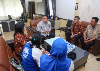 Wali Kota Pematangsiantar Wesly Silalahi saat menerima kunjungan petugas Pemutakhiran Pendataan Keluarga Tahun 2025, di rumah dinas wali kota, Jalan MH Sitorus Kelurahan Teladan Kecamatan Siantar Barat, Jumat (25/07/2025).( Ist/ Nawasenanews)