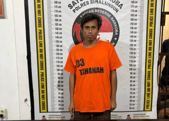 Tersangka DID (34) yang diciduk Sat Narkoba Polres Simalungun di halaman depan sebuah rumah di Gang Taqwa Perdagangan ( Ist/ Nawasenanews)