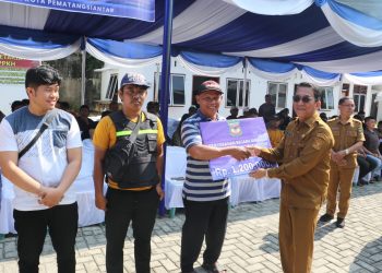 Asisten Perekonomian dan Pembangunan Zainal Siahaan menyerahkan secara simbolis BLT Dana bagi hasil - Cukai Hasil Tembakau, di Kantor Dinas Sosial Pemberdayaan Perempuan dan Perlindungan Anak (Dinsos P3A), Jalan Dahlia Kelurahan Simarito Kecamatan Siantar Barat, Senin (28/07/2025).
