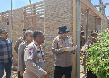 Irwasda Polda Sumut Kombes Pol Nanang Masbudi yang didampingi Kapolres Simalungun AKBP Marganda Aritonang saat mengecek pembangunan gedung SPPG.( Ist/ Nawasenanews)