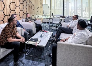 Wali Kota Pematangsiantar Wesly Silalahi saat menemui Arya Sinulingga Staf Khusus Presiden Bidang Komunikasi Publik yang juga salah satu anggota Komite Eksekutif (Exco) Persatuan Sepakbola Seluruh Indonesia (PSSI) dan Ketua Asosiasi Provinsi (Asprov) PSSI Sumatera Utara (Sumut).( Ist/ Nawasenanews)