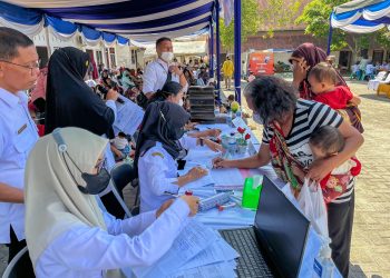 Pemko Pematangsiantar bersama Bank Sumut menyalurkan bantuan kepada masyarakat yang memenuhi kriteria, meliputi buruh pabrik rokok, masyarakat miskin di tingkat kecamatan, keluarga terdampak stunting, penderita TB SO (Tuberkulosis Sensitif Obat), dan penyandang disabilitas sekaligus memberikan pelayanan kesehatan gratis.( Ist/ Nawasenanews)