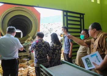 Pihak Guangzhou WeTech Engineering Co Ltd dan Wali kota didampingi Dinas Lingkungan Hidup saat mengunjungi Tempat Pemrosesan Akhir (TPA) sampah di Tanjung Pinggir Kecamatan Siantar Martoba.(Ist/ Nawasenanews)