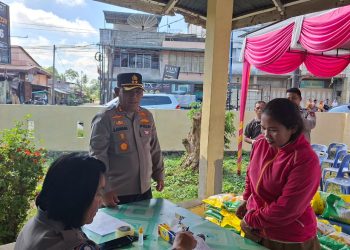 Kepala Kepolisian Resor (Kapolres) Simalungun AKBP Marganda Aritonang, turun langsung memimpin Gerakan Pangan Murah (GPM) di Pos Polisi Simpang Kerasaan Polsek Perdagangan,