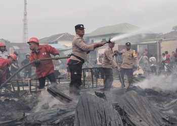 Personal kepolisian dari Polsek Serbelawan dipimpin Kapolres Simalungun sigap membantu pemadaman api serta evakuasi penyelamatan para pedagang dalam peristiwa kebakaran Pasar Serbelawan yang menghanguskan 100 loods dan 40 kios pada Senin (18/8/2025). ( Nawasenanews/ Ist)