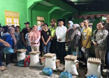 Kapolres dan Bupati Simalungun saat memberikan bantuan secara simbolis kepada para korban kebakaran Pasar Serbalawan yang menghanguskan 140 kios pedagang.( Nawasenanews/ Ist)