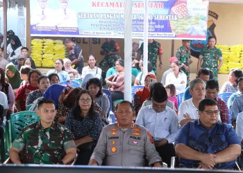 Kapolres Simalungun AKBP Marganda Aritonang bersama unsur Forkopimda lainnya mengikuti pelaksanaan program pangan murah di Jl Akasia Raya Perumnas Batu VI Kecamatan Siantar. (Nawasenanews/ Ist)