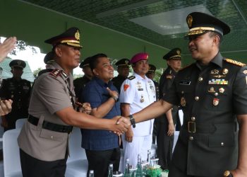 Pangdam I/BB Mayjen TNI Rio Firdianto saat bersalaman dengan Kapolres Simalungun AKBP Marganda Aritonang saat menghadiri acara Penutupan Pendidikan Tamtama Infanteri di Rindam I/ BB .( Nawasenanews/ Ist)