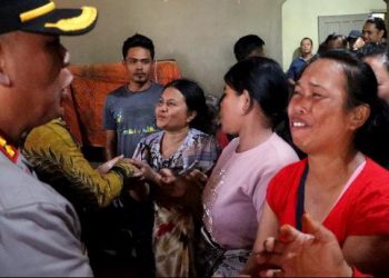 Ibu-ibu dari Masyarakat Adat Keturunan Ompung Mamontang Laut Ambarita Sihaporas (Lamtoras) terlihat menangis terharu ketika mendengar pernyataan Kapolres Simalungun tentang pentingnya kehidupan yang baik dan layak.(Nawasenanews/ Ist)