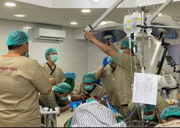 Operasi bypass Cerebral pertama di RS Adam Malik berhasil dilakukan yang dipimpin oleh tim dokter spesialis bedah saraf, dr M Ihsan Z Tala SpBS Subsp N-Vas(K) dan dr Muhammad Ari Irsyad MKed SpBS FBSV dari RS Adam Malik, bersama dengan dr M Kusdiansah SpBS FMV dan dr Muhammad Afif SpBS dari RS PON yang juga melibatkan dokter spesialis anestesi, dokter spesialis anak, serta Tim Pengampuan Layanan Stroke RS Adam Malik.( Nawasenanews/ Ist)