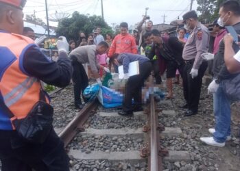 Evakuasi jasad seorang pria tua tertabrak kereta api barang