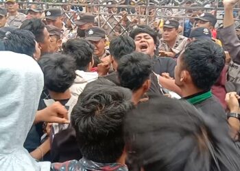 Aksi Kawal Putusan MK di Siantar Dihadang Polisi, Ricuh Kemudian