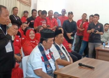 Yan Santoso Purba dan Irwan Mendaftar, Gedung KPU Siantar Memerah
