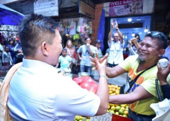 Diyakini Mampu dan Komit, Mangatas Silalahi Terima Aplaus dan Pelukan Pedagang Pasar Horas