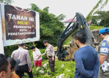 Sat Pol PP Kota Siantar Ratakan Lahan Kuburan Mr X di Jalan Vihara