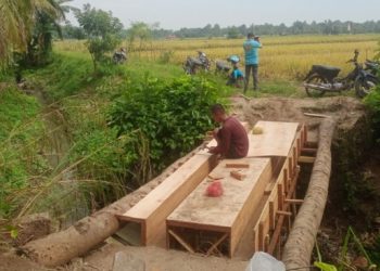 Usai Dimediasi Tokoh Masyarakat, Pembangunan Jembatan di Nagori Silau Malela Berlanjut