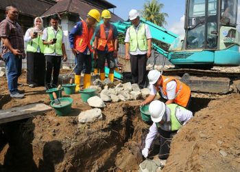Plt Assisten II Letakan Batu Pertama Pembangunan Laboratorium Kesehatan