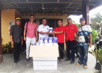 Tepati Janji untuk Kurangi Keluhan Warga, Abraham, Anggota DPRD Siantar Berikan Bantuan Lampu