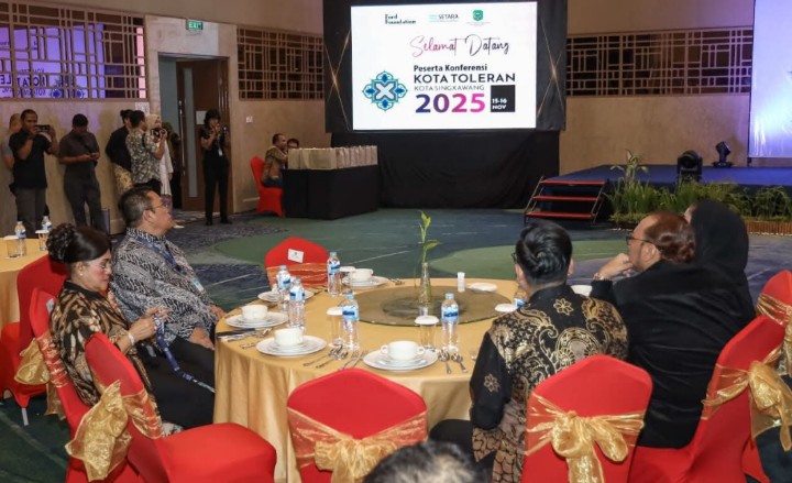 Wali Kota Pematangsiantar Wesly Silalahi SH MKn bersama Ketua TP PKK Liswati Wesly Silalahi hadiri Konferensi Kota Toleran di Kota Singkawang, Kalimantan Barat, Sabtu 15 Nopember 2025.