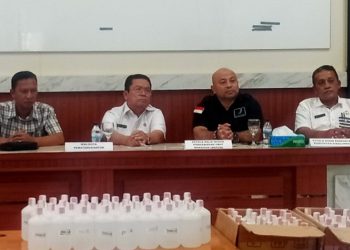 Penyidik Balai Besar Pengawas Obat dan Makanan (BBPOM) Medan dan Dinas Kesehatan (Dinkes) Siantar gerebek apotik di Jalan Rakutta Sembiring, Lorong 20, Kota Siantar, Rabu 10 Desember 2025. Sebanyak 400 liter formalin disita.